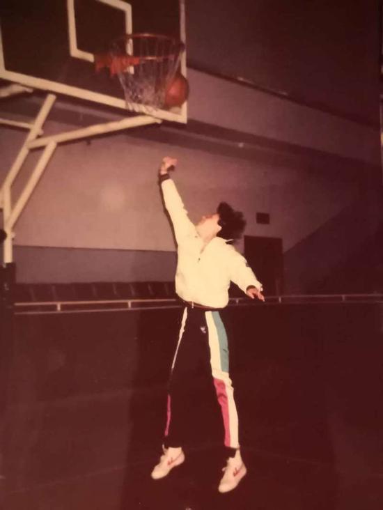 海伟作为篮球运动员时的投篮的留影