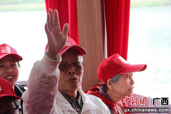 4月29日，广西壮族自治区自然资源产品质量检验中心走进邕江红色主题游船，王玉琨在船上与大家打招呼。陶美霖  摄