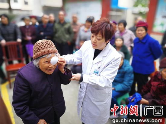 资料图：柳州市红十字会医院医护人员下乡筛查白内障。李斌勇 摄