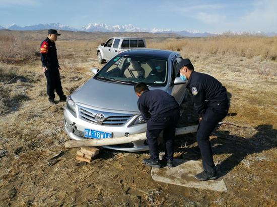 民警运用杠杆原理帮助王先生的车辆脱困