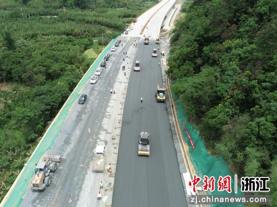浙江临建高速路面施工启动。 浙高建公司临建指挥部供图