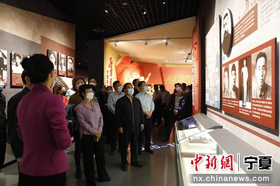 宁夏党委统战部组织党员干部参观宁夏博物馆红色教育基地。杨迪 摄