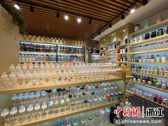 资料图：义乌国际商贸城某商铺，商品琳琅满目。 张斌供图