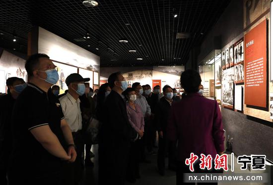 宁夏党委统战部组织党员干部参观宁夏博物馆红色教育基地。杨迪 摄