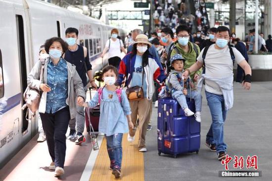 5月5日，江苏省南京市，旅客在南京火车站出行。中新社记者 泱波 摄