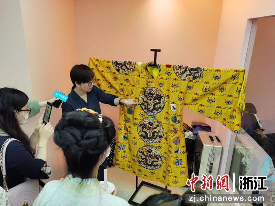 杨冀元在介绍龙袍 沈旭辉供图