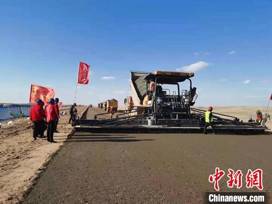 新疆首条沙漠高速公路正在进行紧张作业。　李杰 摄