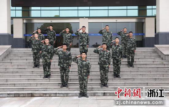 武警官兵向母亲敬礼 慎梅泉供图