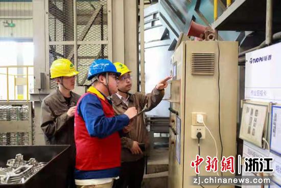 国网宁波市北仑区供电公司工作人员在企业开展能效普查。 曾江供图
