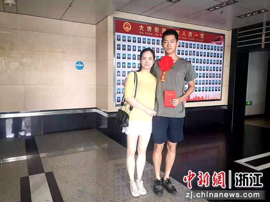 边顶极和他的母亲 赵旭东供图