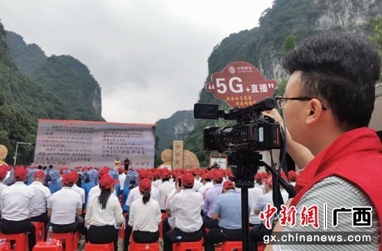 广西移动工作人员正在使用5G+4K高清技术进行党课直播   韦海文 摄
