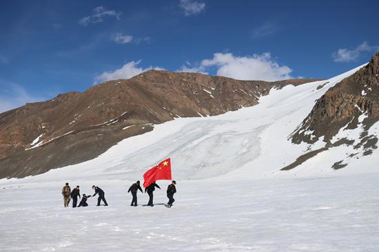 2021年5月9日，巡边小组在冰川区域开展徒步巡逻。