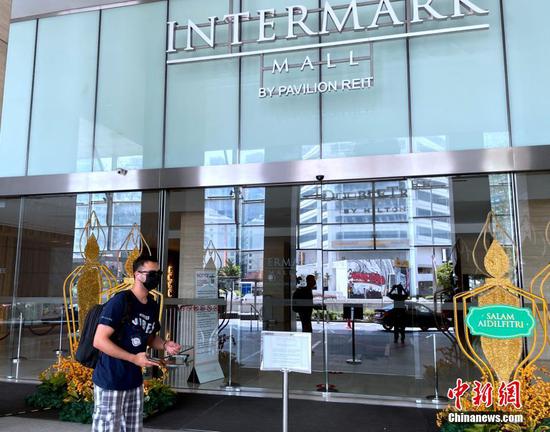 当地时间5月9日，一位未获知关店通知的市民在吉隆坡一商场前徘徊。马来西亚政府根据其开发的疫情预测系统，于8日宣布151个潜在疫情感染热点，其中吉隆坡就占66个，多家入列的知名商场宣布9日起关闭三天。 中新社记者 陈悦 摄
