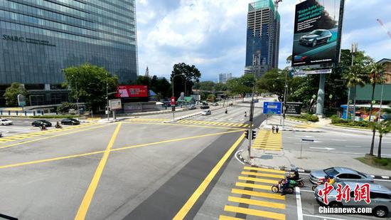 当地时间5月9日，吉隆坡街头车流人流稀疏。马来西亚政府根据其开发的疫情预测系统，于8日宣布151个潜在疫情感染热点，其中吉隆坡就占66个，多家入列的知名商场宣布9日起关闭三天。 中新社记者 陈悦 摄