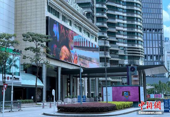 当地时间5月9日，吉隆坡知名的阳光广场前人流稀疏。马来西亚政府根据其开发的疫情预测系统，于8日宣布151个潜在疫情感染热点，其中吉隆坡就占66个，多家入列的知名商场宣布9日起关闭三天。 中新社记者 陈悦 摄