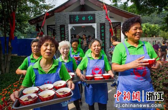 “红日亭”志愿者分送汤羹。孙兰香供图