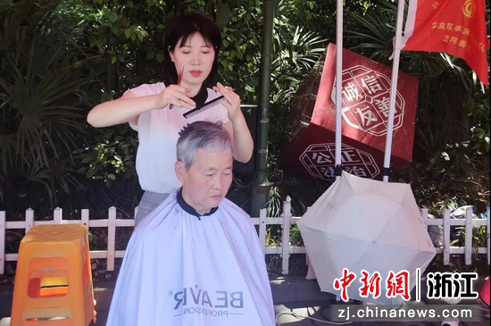 孙雨为老人免费理发。  杭州农工党