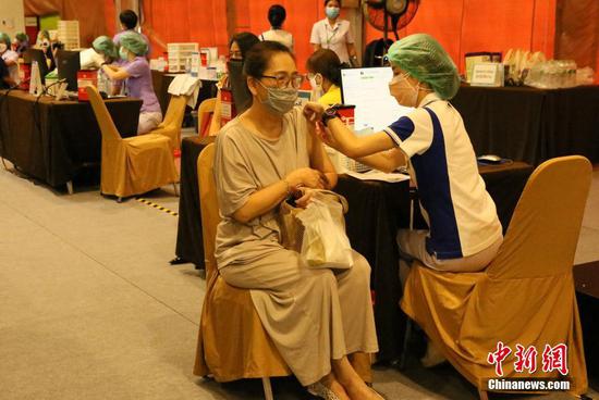 5月12日，泰国医护人员在为民众接种疫苗。当天，曼谷首个医院外接种点——拉抛尚泰广场开启了首日疫苗接种工作。 中新社记者　 王国安 摄