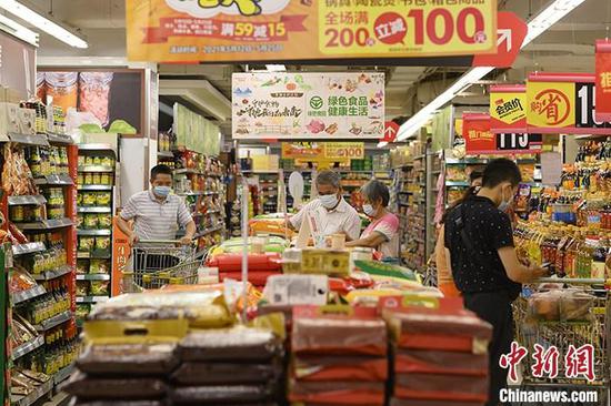 资料图：消费者在超市选购商品。中新社记者 陈楚红 摄