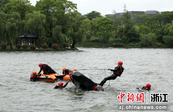 救援人员展示专业的水上救人技能。李子光（通讯员） 摄