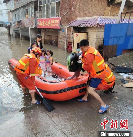 资料图为5月短时强降水致贵阳部分市民出行受困，消防员及时营救。　贵阳市消防救援支队 供图