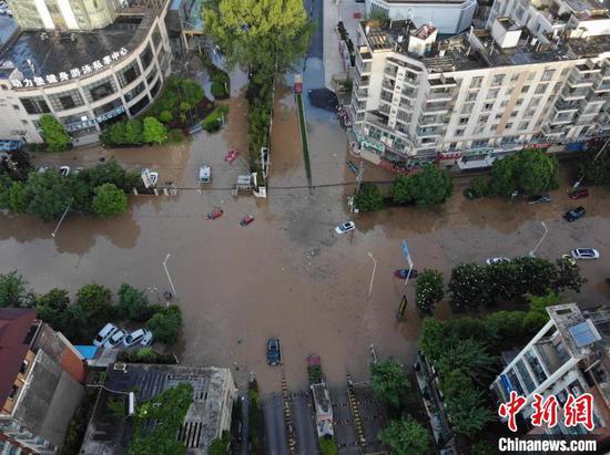 图为贵阳珠江路附近道路严重积水，最深处近3米。截至13日上午，消防员已转移300余名民众。　郑宇 摄