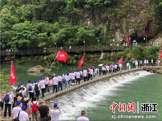 各支队伍徒步于永嘉县灵运仙境。蒋文广 摄
