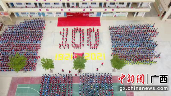 图为：广西-东盟经开区中心小学红色歌曲传唱活动现场 潘亮 摄