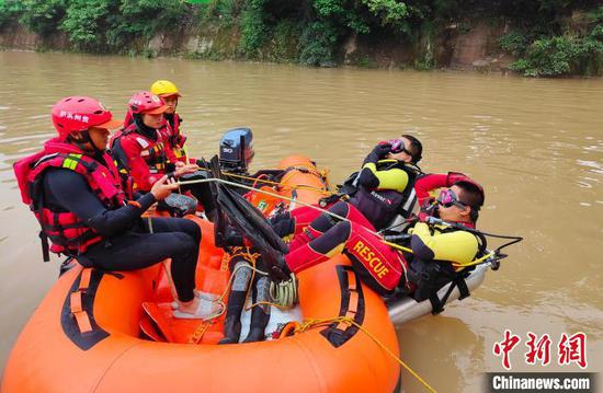 图为潜水队员开展下水作业。　贵州省消防救援总队 供图