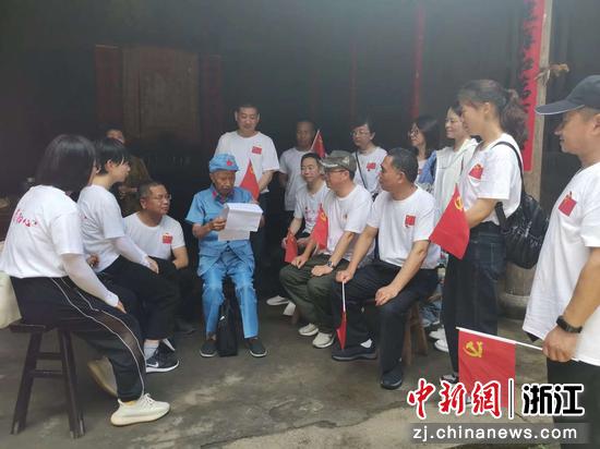 了解红色故事。张有钢 摄