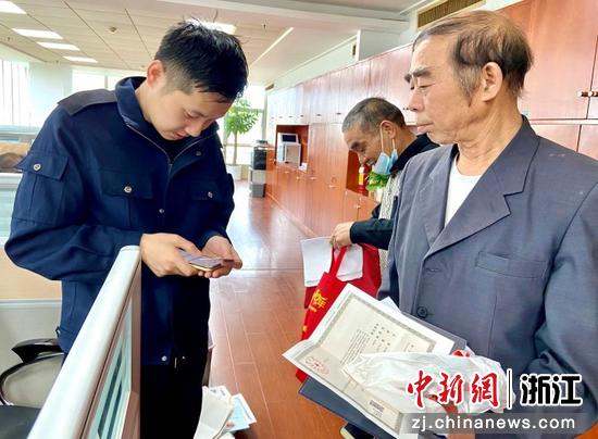 专卖人员帮助办事群众线上申请许可证延续。孙文爽 供图