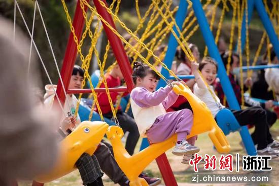 儿童体验小型游乐设施。金肖武 摄