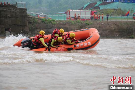 图为消防员开展舟艇离心力救援。　贵州省消防救援总队 供图