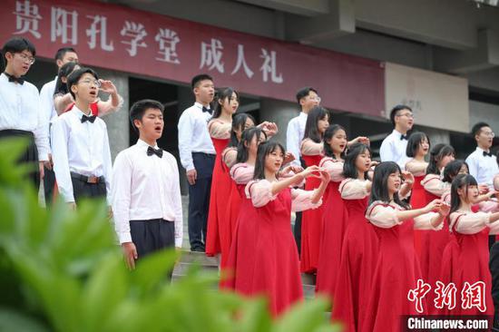 图为贵阳市清华中学合唱团在仪式前演唱歌曲。　瞿宏伦 摄