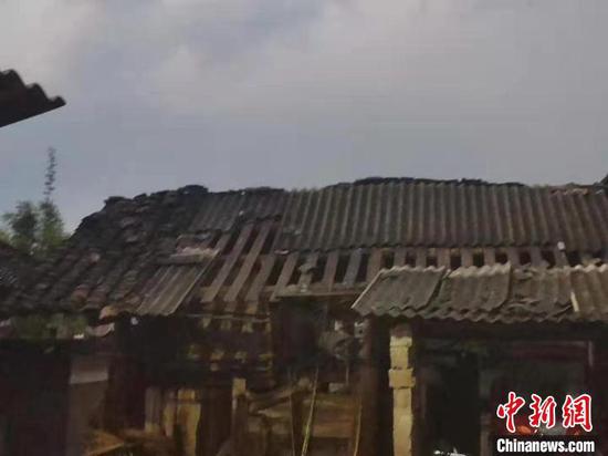 图为大风刮坏村民房屋。　贵阳市开阳县气象局供图