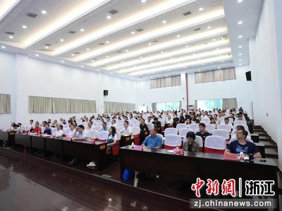 现场聆听《奋斗百年路 启航新征程》党史学习教育辅导报告。叶鼎 摄