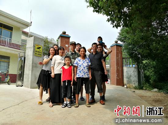丽水支队缙云中队上等兵李承松入伍前的全家福 李承松供图 丽水支队缙云中队上等兵李承松入伍前的全家福 李承松供图