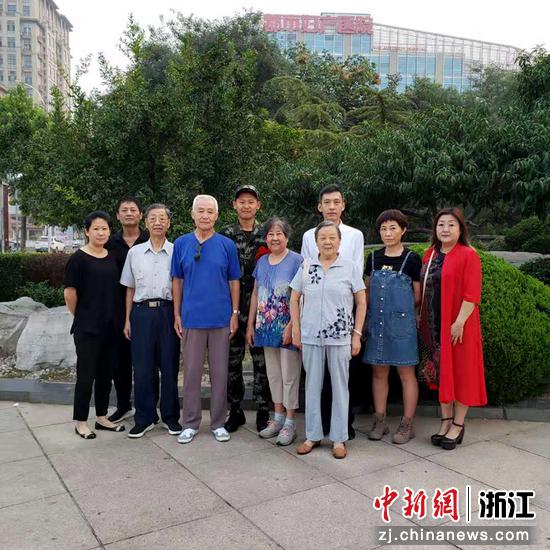 丽水支队缙云中队上等兵李葆源入伍当天拍摄的全家福 李葆源供图 丽水支队缙云中队上等兵李葆源入伍当天拍摄的全家福 李葆源供图