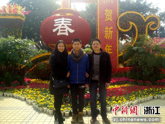 丽水支队丽水中队中尉排长张国伟休假时的全家福 张国伟供图 丽水支队丽水中队中尉排长张国伟休假时的全家福 张国伟供图