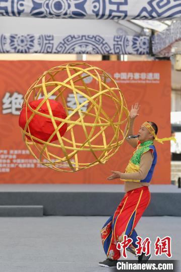 图为来自上海的表演者在进行“滚灯”表演。　瞿宏伦 摄