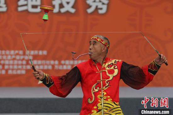 图为来自北京的表演者在进行“抖空竹”表演。　瞿宏伦 摄