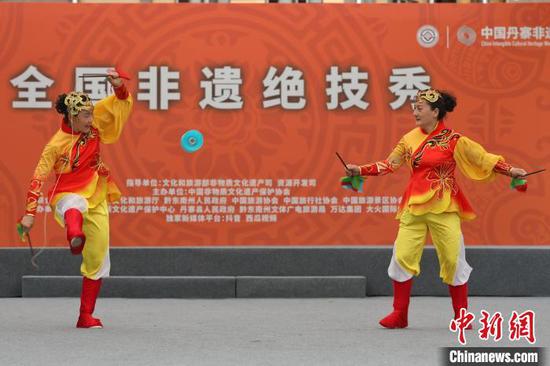 图为来自北京的表演者在进行“抖空竹”表演。　瞿宏伦 摄