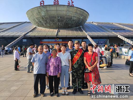 丽水支队丽水中队列兵董庆城入伍前的全家福 董庆城供图 丽水支队丽水中队列兵董庆城入伍前的全家福 董庆城供图