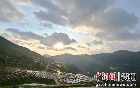 2021年5月15日，在贵州省从江县加榜乡加车村拍摄的梯田日出。
