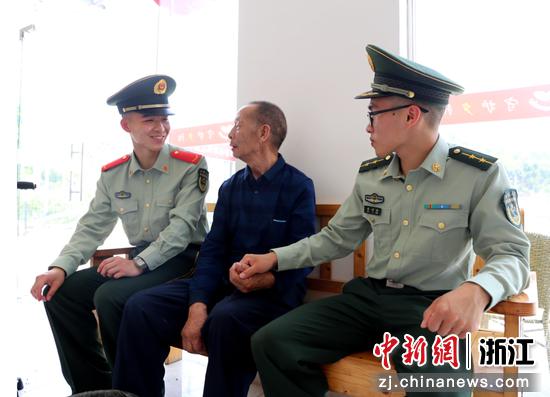 战士和老人聊家常 刘治乾 摄