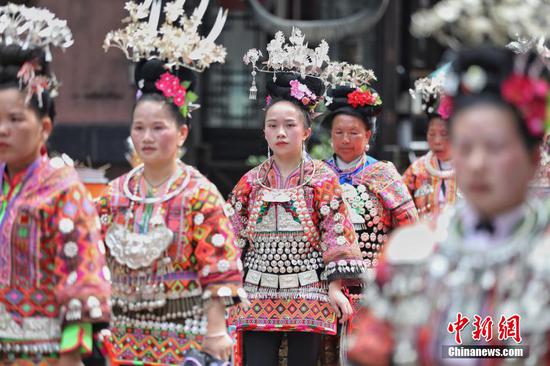 图为苗族妇女盛装舞步向游客展示其服饰魅力。 瞿宏伦 摄