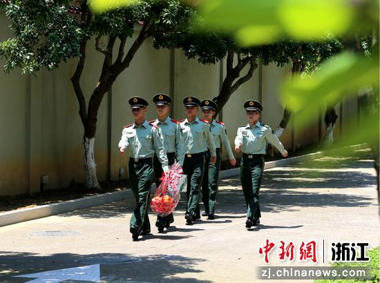 武警官兵前往护理院 刘治乾 摄