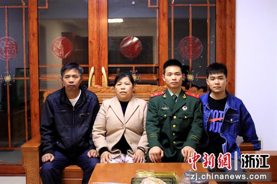 丽水支队青田中队中士李伟顺探亲休假时在家中拍摄的全家福 李伟顺供图 丽水支队青田中队中士李伟顺探亲休假时在家中拍摄的全家福 李伟顺供图