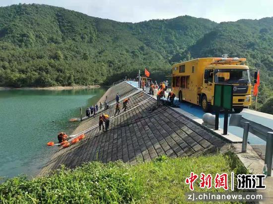 演练现场的强排泵车。严立丰 摄