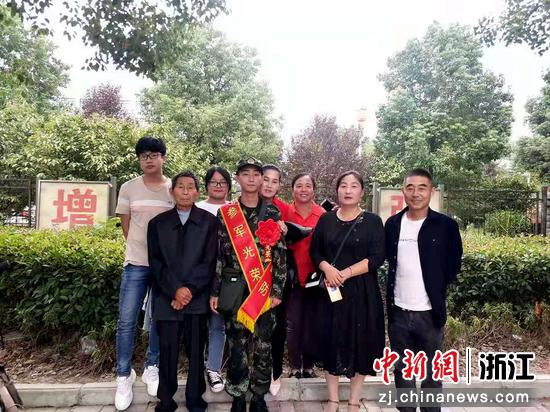 丽水支队青田中队上等兵朱文乐入伍前的全家福 朱文乐供图 丽水支队青田中队上等兵朱文乐入伍前的全家福 朱文乐供图